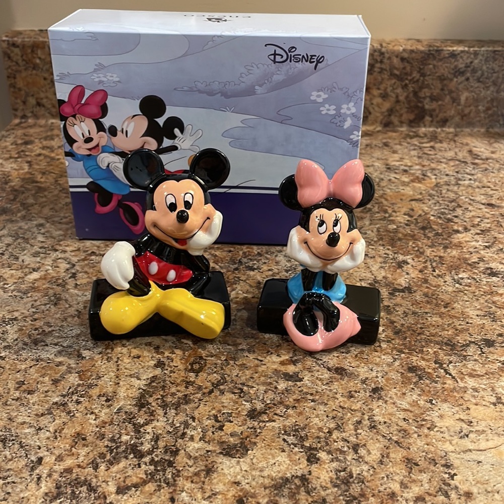 🔴SOLD🔴 Disney Mickey and Minnie Salt and Pepper Shakers set - Picture 1 of 5